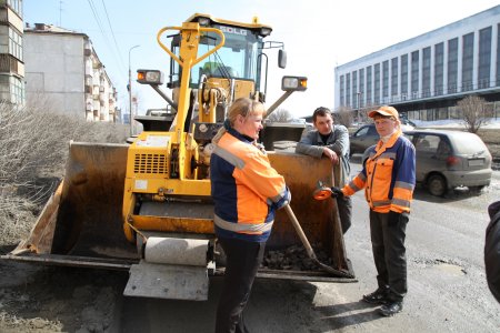 В Первоуральске приступили к ямочному ремонту дорог