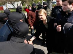 Тимошенко пожала руки сепаратистам Донецка, забыв о Крыме в борьбе за президентство