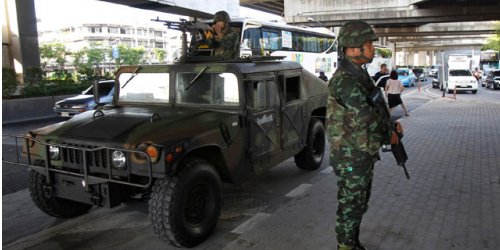 Армия ввела военное положение в объятом политическим кризисом Таиланде