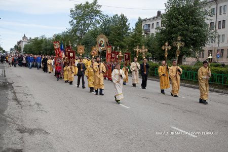 Первоуральцы прошли крестным ходом в честь престольного праздника главного храма города