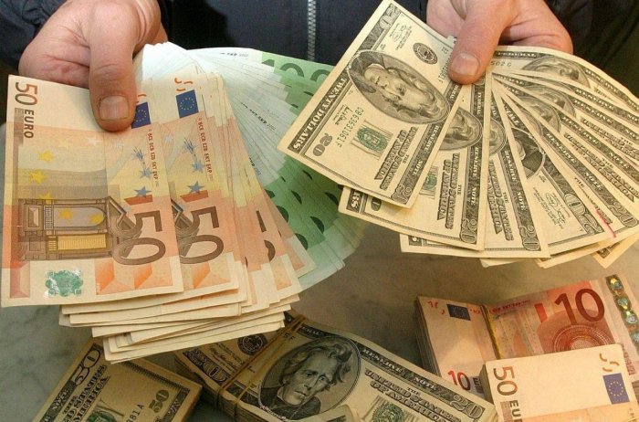 Средневзвешенный курс доллара упал до 66 рублей