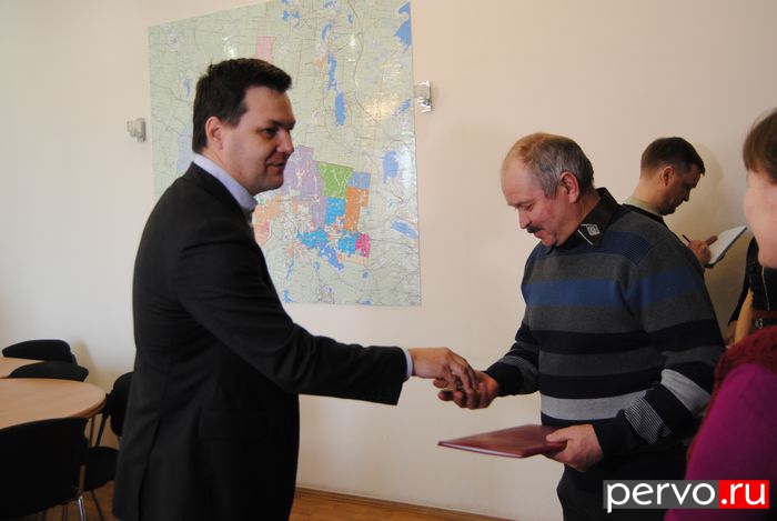 Глава Первоуральска Алексей Дронов вручил ключи от квартиры ветерану боевых действий