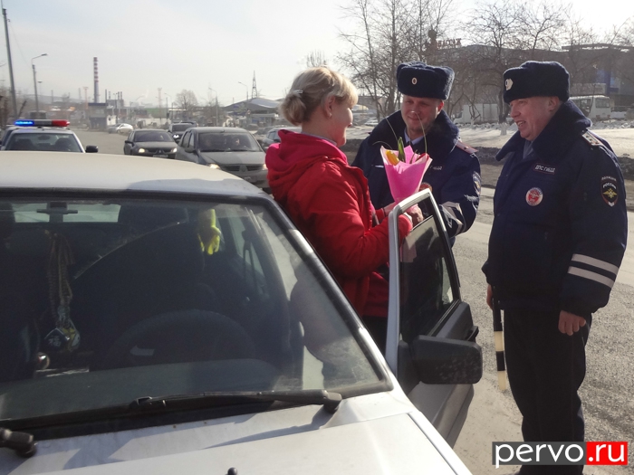 Сотрудники ГИБДД Первоуральска поздравили женщин – водителей с праздником