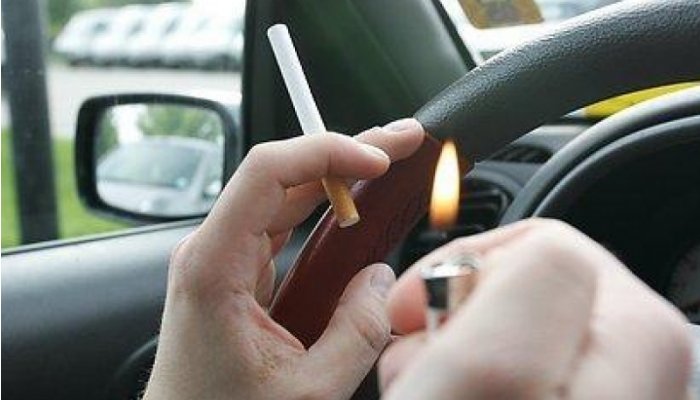 Властям предлагают снова запретить курение за рулем