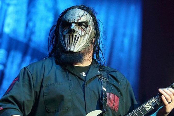 Гитариста Slipknot ударили ножом в затылок