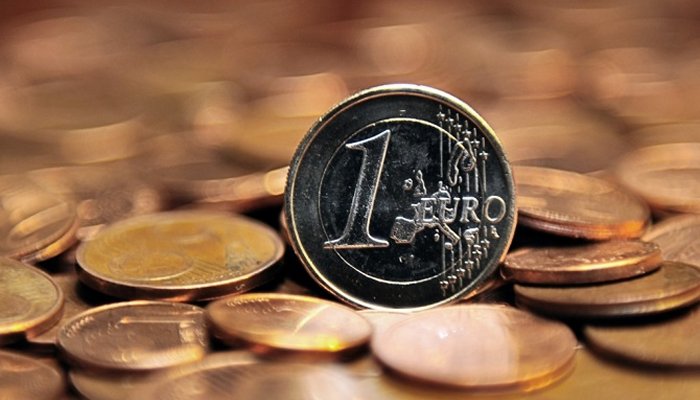 Официальный курс евро на пятницу упал на 2,29 руб