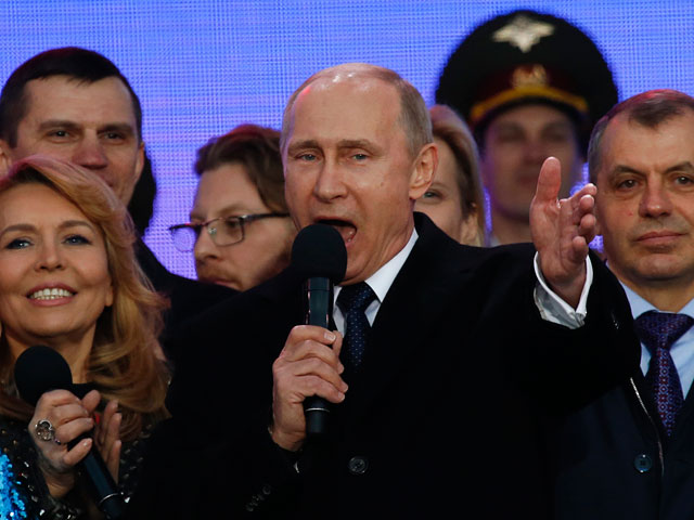 Путин пообещал 100-тысячной толпе преодолеть трудности, которые "подбрасывают извне"