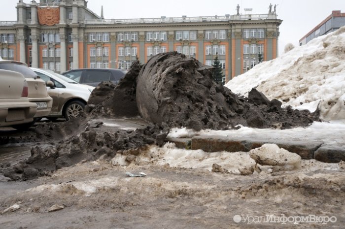 Куйвашев послал свердловских чиновников убирать улицы Екатеринбурга