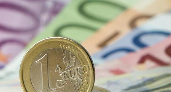 Официальный курс евро упал на 1,58 рубля
