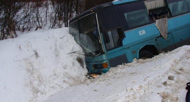 В Свердловской области на Серовском тракте пассажирский автобус съехал в кювет