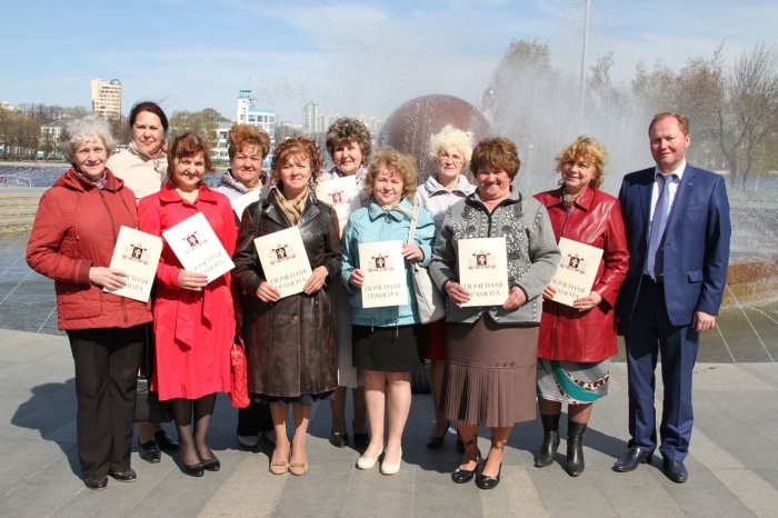 Министр промышленности Андрей Мисюра наградил почетными грамотами десять сотрудников ПНТЗ