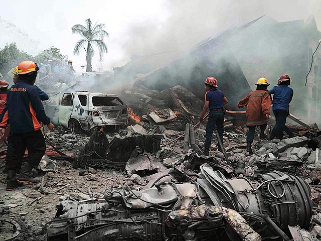 В Индонезии военный самолет врезался в отель: десятки жертв