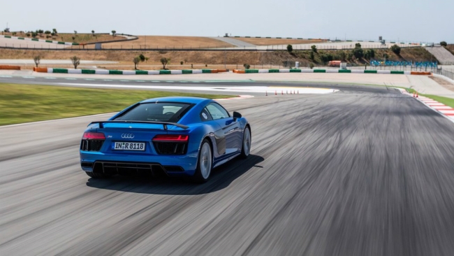 Названа рублевая стоимость быстрейшего суперкара Audi