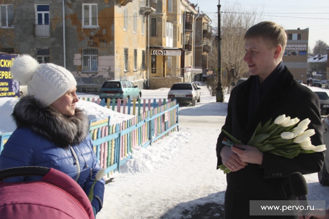 Цветы, улыбки и теплые слова – депутаты поздравили женщин с 8 марта Цветы, улыбки и теплые слова – депутаты поздравили женщин с 8 марта