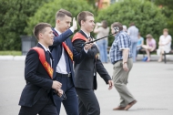 Последний звонок прозвенел для выпускников первоуральских школы Последний звонок прозвенел для выпускников первоуральских школы
