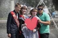Последний звонок прозвенел для выпускников первоуральских школы Последний звонок прозвенел для выпускников первоуральских школы