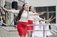 Последний звонок прозвенел для выпускников первоуральских школы Последний звонок прозвенел для выпускников первоуральских школы