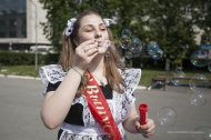 Последний звонок прозвенел для выпускников первоуральских школы Последний звонок прозвенел для выпускников первоуральских школы