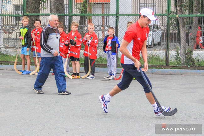 Чемпион мира по хоккею с мячом дал мастер-класс первоуральских хоккеистам Чемпион мира по хоккею с мячом дал мастер-класс первоуральских хоккеистам