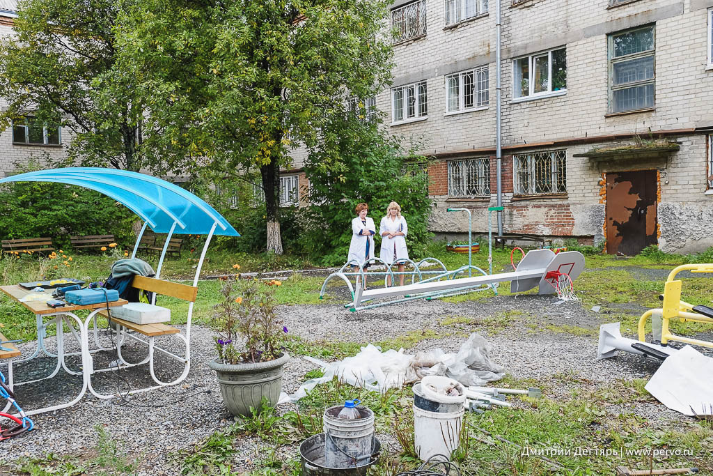 двор больницы. дворы парижа. внутренние дворики в больницах\. ландшафт больницы. парк екатерининской больницы.