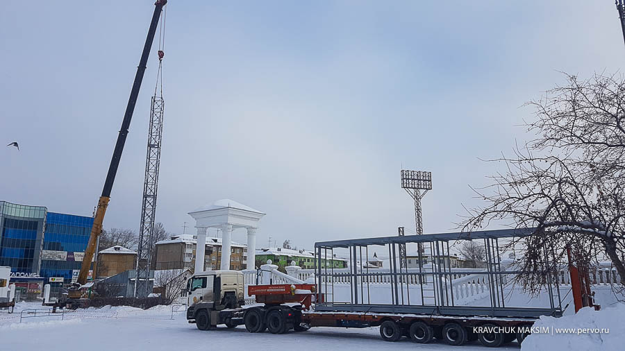 На стадионе приступили к монтажу новой мачты освещения