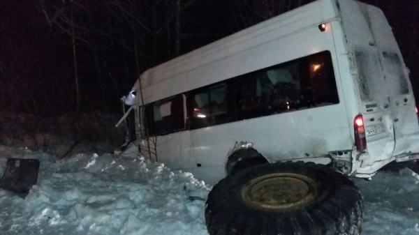 На автодороге Нижняя Тура - Качканар пассажирский автобус протаранил грейдер