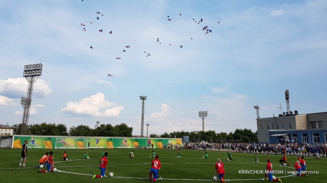 Мачта освещения восстановлена, а футбольное поле FIFA «ушло» под лед Мачта освещения восстановлена, а футбольное поле FIFA «ушло» под лед