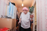 В день матери «молодогвардейцы» помогали первоуралочкам В день матери «молодогвардейцы» помогали первоуралочкам