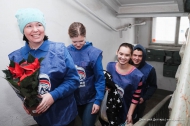 В день матери «молодогвардейцы» помогали первоуралочкам В день матери «молодогвардейцы» помогали первоуралочкам