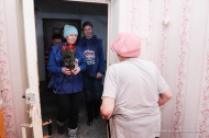 В день матери «молодогвардейцы» помогали первоуралочкам В день матери «молодогвардейцы» помогали первоуралочкам