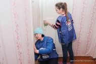 В день матери «молодогвардейцы» помогали первоуралочкам В день матери «молодогвардейцы» помогали первоуралочкам