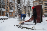 В день матери «молодогвардейцы» помогали первоуралочкам В день матери «молодогвардейцы» помогали первоуралочкам