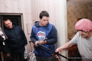 В день матери «молодогвардейцы» помогали первоуралочкам В день матери «молодогвардейцы» помогали первоуралочкам