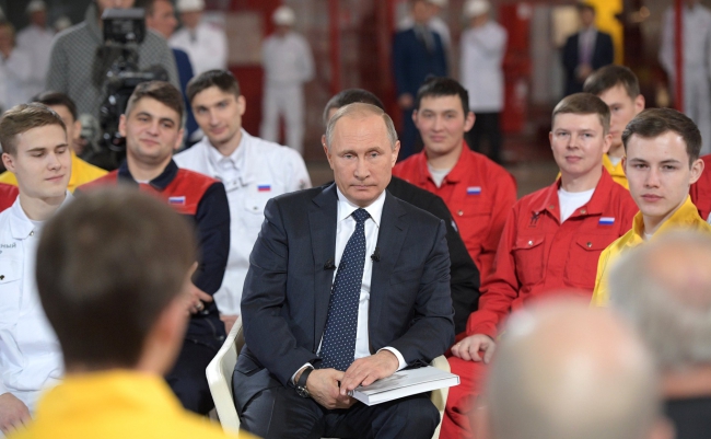 Владимир Путин посетил с рабочим визитом Челябинскую область и встретился с рабочими предприятия «Этерно» Владимир Путин посетил с рабочим визитом Челябинскую область и встретился с рабочими предприятия «Этерно»