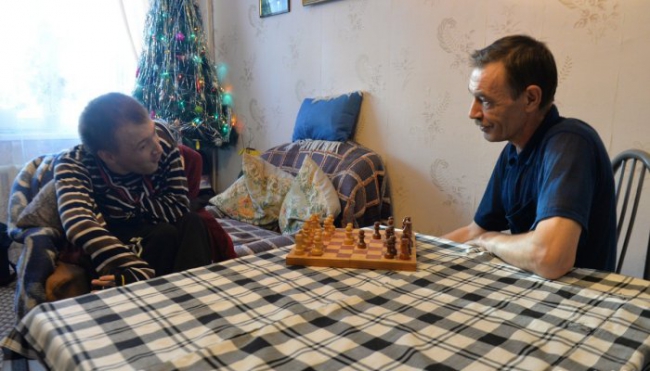 Парень из Первоуральска играет в шахматы языком, и мечтает сыграть с Карякиным Парень из Первоуральска играет в шахматы языком, и мечтает сыграть с Карякиным
