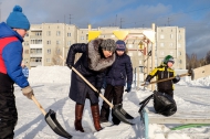 Праздник в расчищенном дворе Праздник в расчищенном дворе