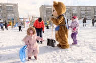 Праздник в расчищенном дворе Праздник в расчищенном дворе