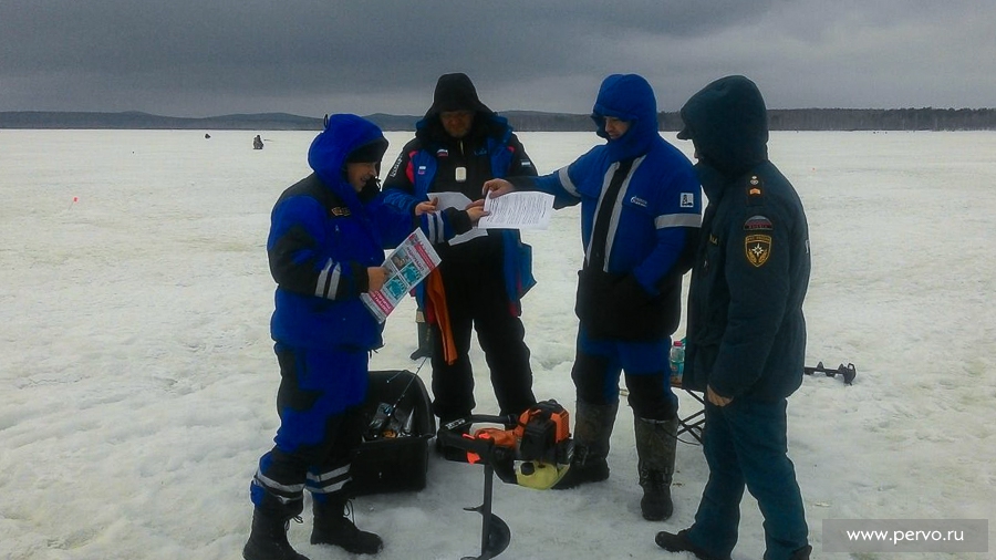 Спасатели следят за безопасностью на льду на первоуральских водоемах
