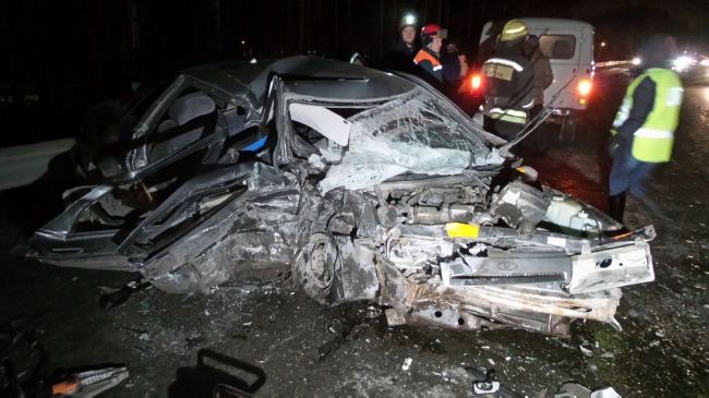 В страшной аварии с тремя машинами на ЕКАД погибли двое пассажиров В страшной аварии с тремя машинами на ЕКАД погибли двое пассажиров