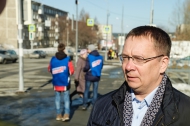Депутаты «Единой России» 8 марта дарили женщинам цветы Депутаты «Единой России» 8 марта дарили женщинам цветы