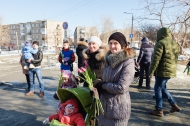 Депутаты «Единой России» 8 марта дарили женщинам цветы Депутаты «Единой России» 8 марта дарили женщинам цветы