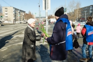 Депутаты «Единой России» 8 марта дарили женщинам цветы Депутаты «Единой России» 8 марта дарили женщинам цветы