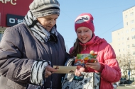 Депутаты «Единой России» 8 марта дарили женщинам цветы Депутаты «Единой России» 8 марта дарили женщинам цветы