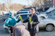 Депутаты «Единой России» 8 марта дарили женщинам цветы Депутаты «Единой России» 8 марта дарили женщинам цветы