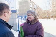 Депутаты «Единой России» 8 марта дарили женщинам цветы Депутаты «Единой России» 8 марта дарили женщинам цветы