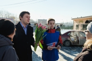 Депутаты «Единой России» 8 марта дарили женщинам цветы Депутаты «Единой России» 8 марта дарили женщинам цветы