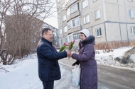 Депутаты «Единой России» 8 марта дарили женщинам цветы Депутаты «Единой России» 8 марта дарили женщинам цветы