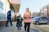 Депутаты «Единой России» 8 марта дарили женщинам цветы Депутаты «Единой России» 8 марта дарили женщинам цветы