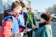 Депутаты «Единой России» 8 марта дарили женщинам цветы Депутаты «Единой России» 8 марта дарили женщинам цветы