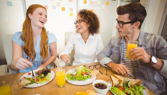 Пять советов, как сделать офисный обед полезным для здоровья и безвредным для фигуры